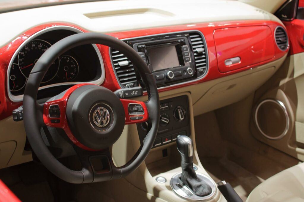 File:Dashboard, Volkswagen Beetle (US) - Flickr - skinnylawyer.jpg - the interior of a car